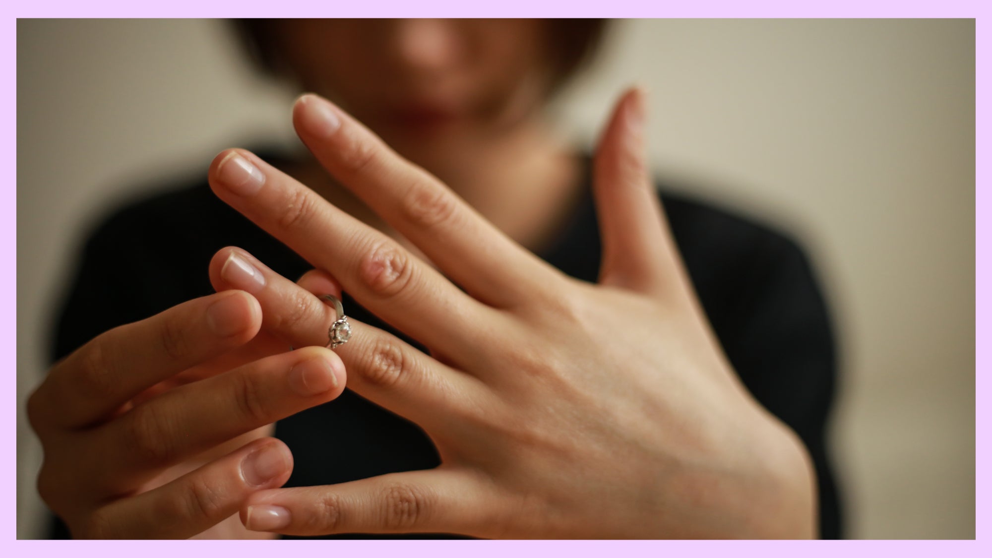 ¿En qué mano va el anillo de compromiso?