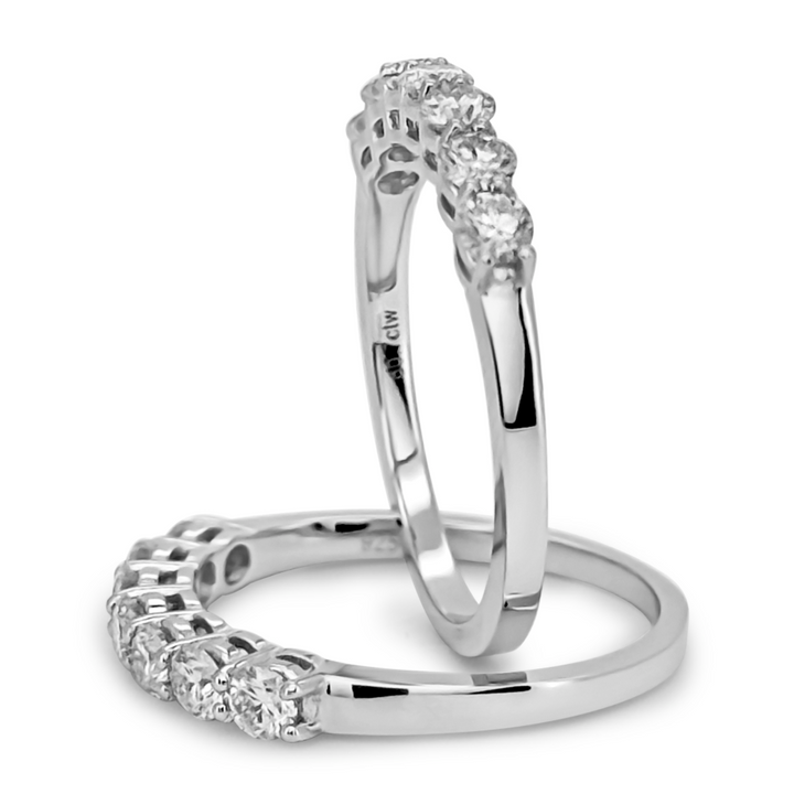 Anillo con siete brillantes moissanita