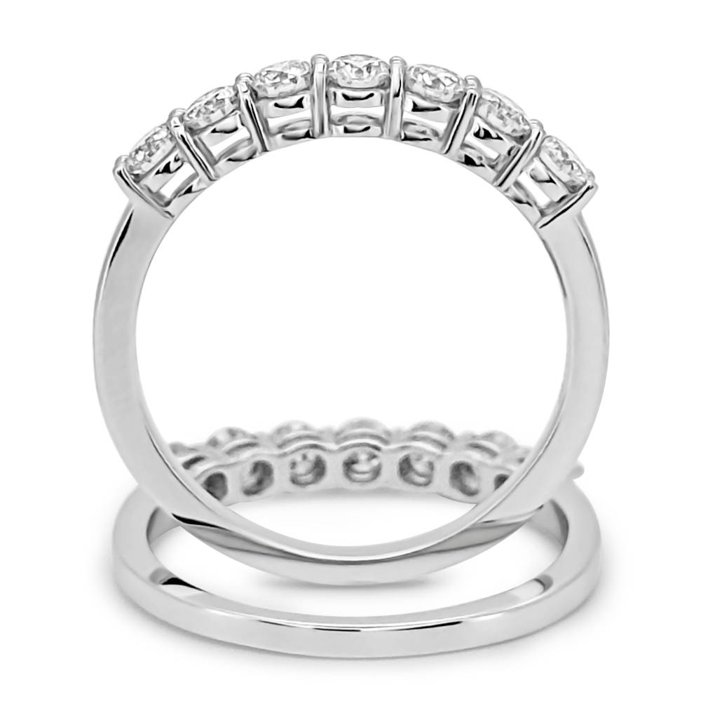 Anillo con siete brillantes moissanita
