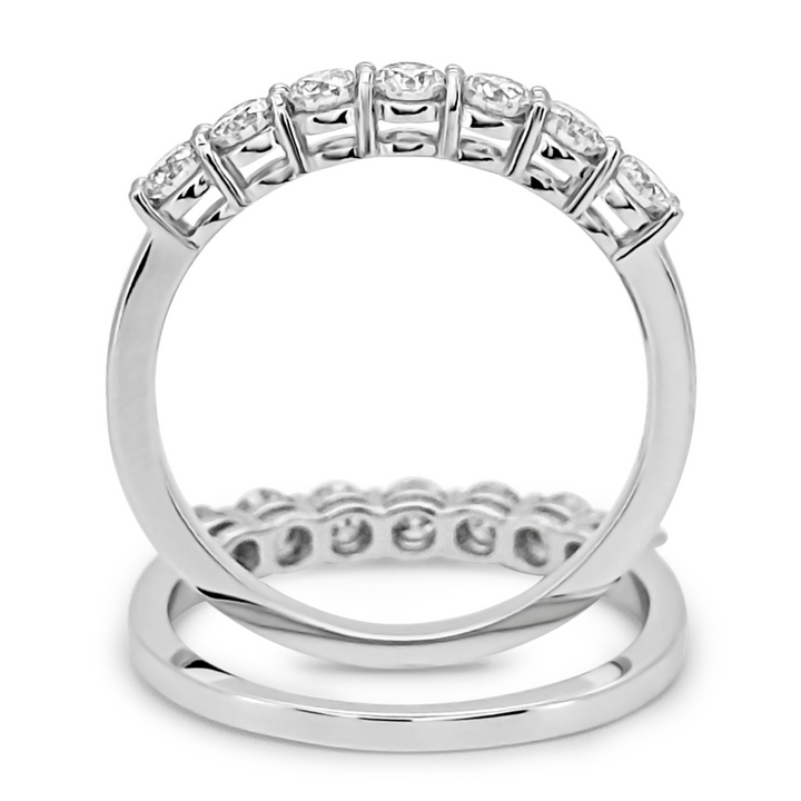 Anillo con siete brillantes moissanita