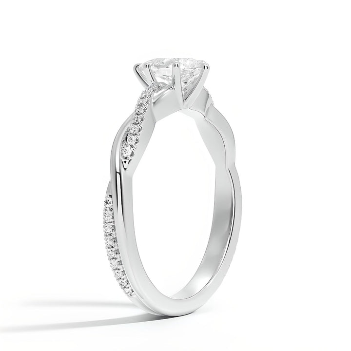 anillo de compromiso corte pera en estilo trenzado