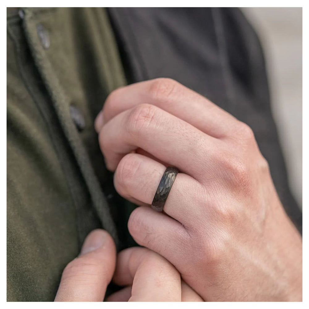 ANILLO DE COMPROMISO DE HOMBRE- MODELO MARTILLADO