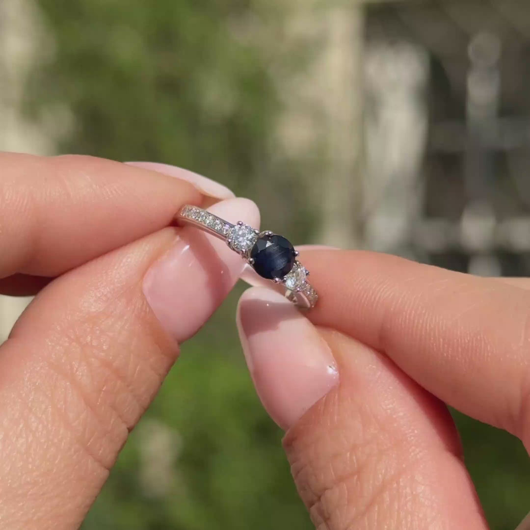 Anillo de compromiso en tricillo de moissanitas y zafiro Natural