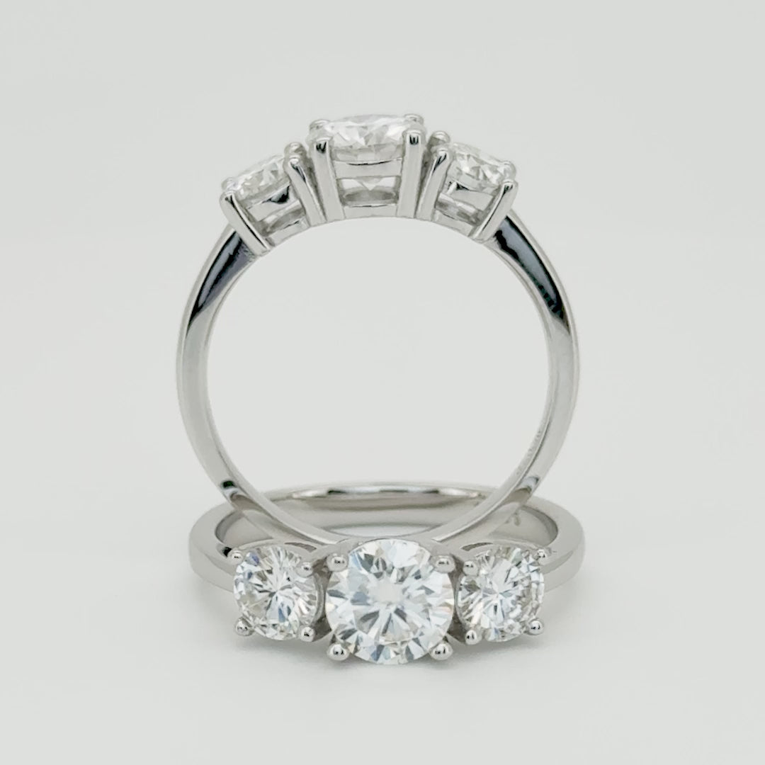 Anillo de tres brillantes Moissanita certificada.