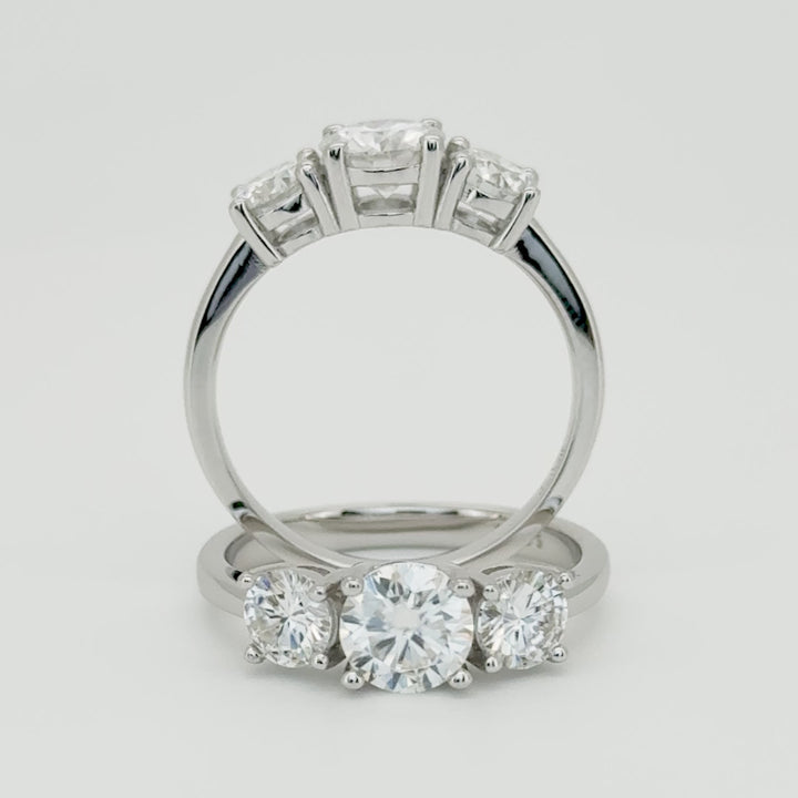 Anillo de tres brillantes Moissanita certificada.