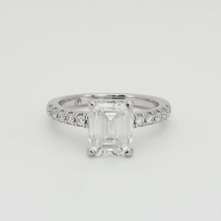 Anillo con brillante en corte esmeralda de 3ct