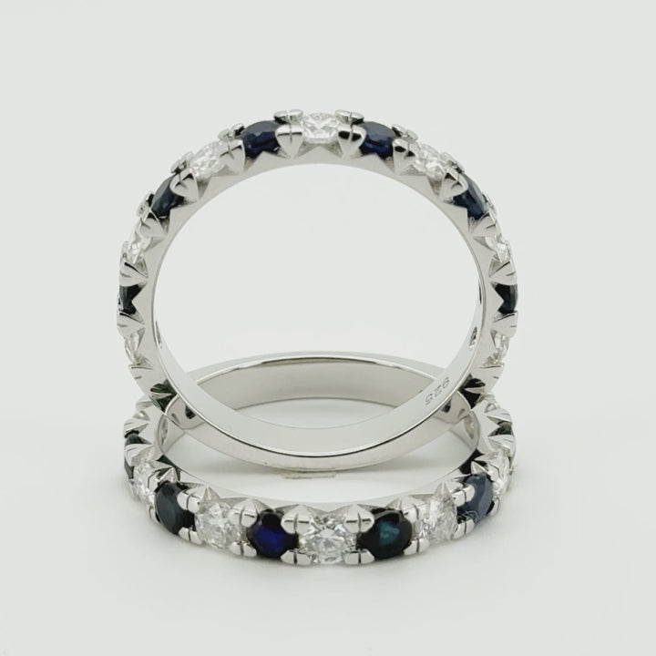 Anillo medio cintillo con zafiros naturales y moissanitas