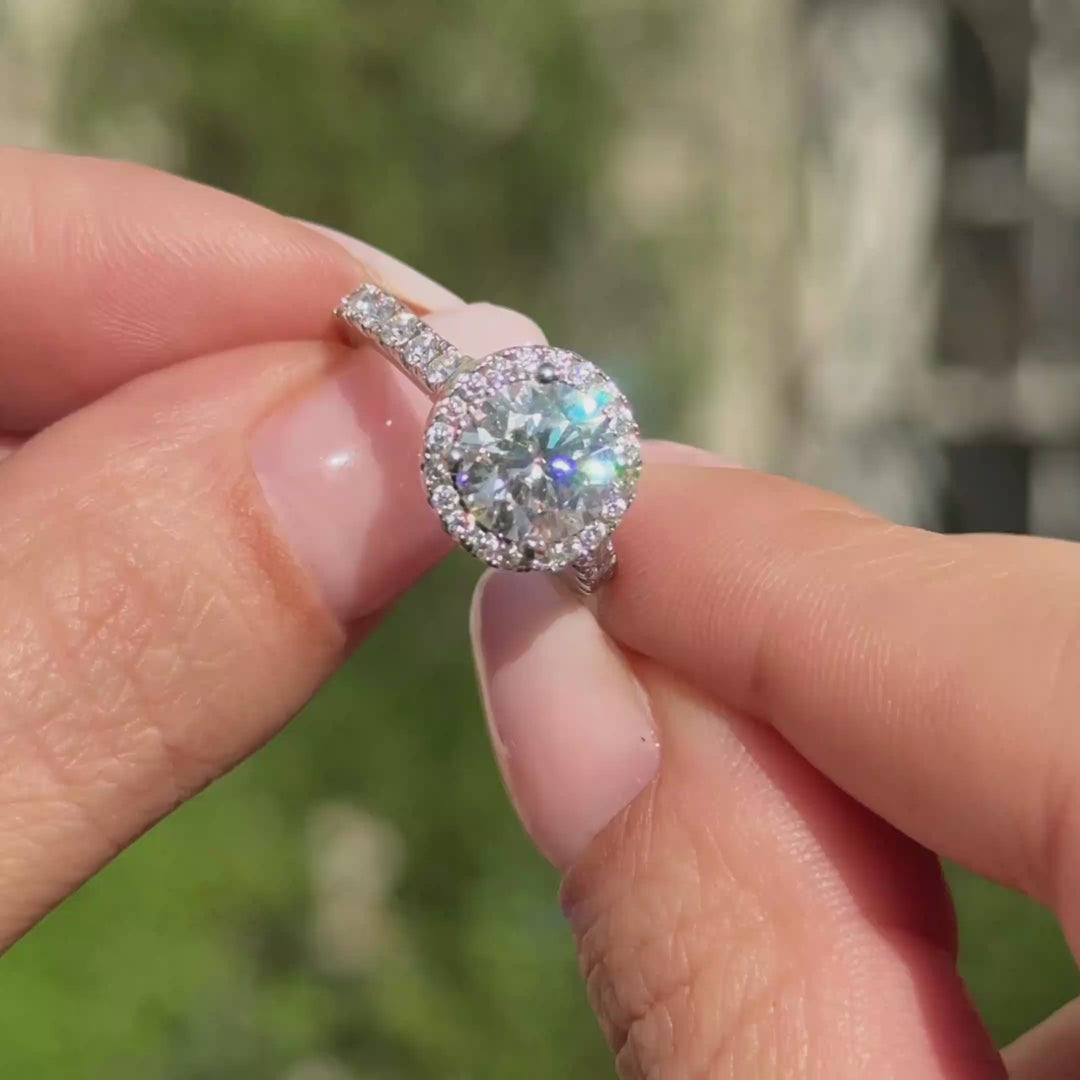 Anillo de compromiso en halo con brillante de 2ct en corte round