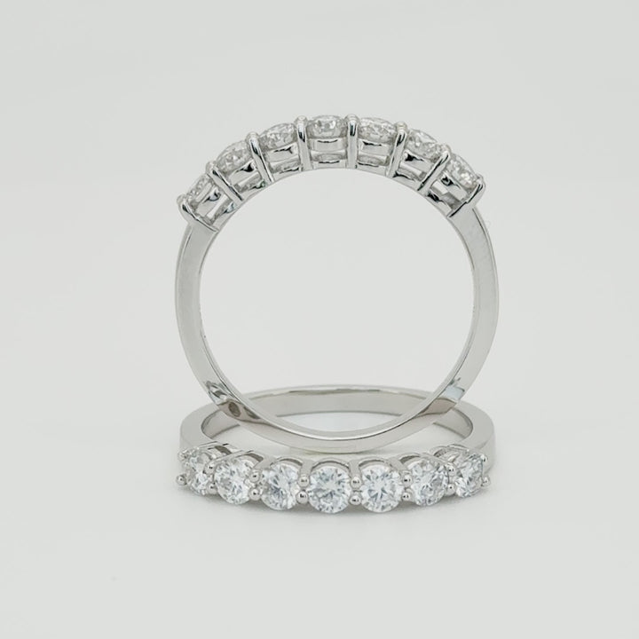 Anillo con siete brillantes moissanita