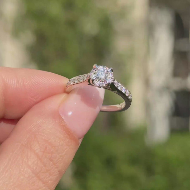 anillo de compromiso con halo