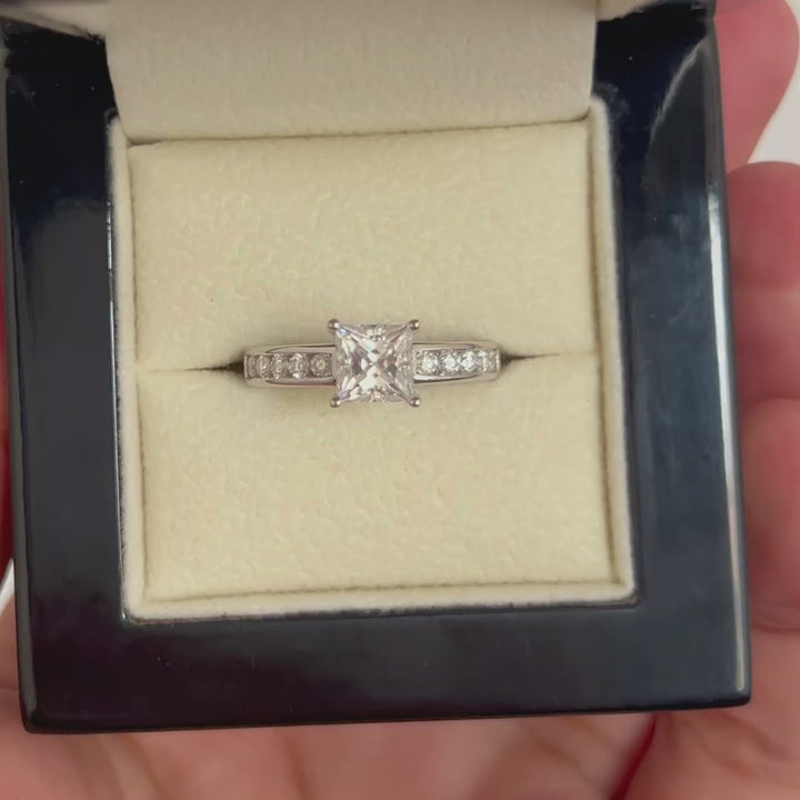 ANILLO MOISSANITAS VVS1 CORTE PRINCESS