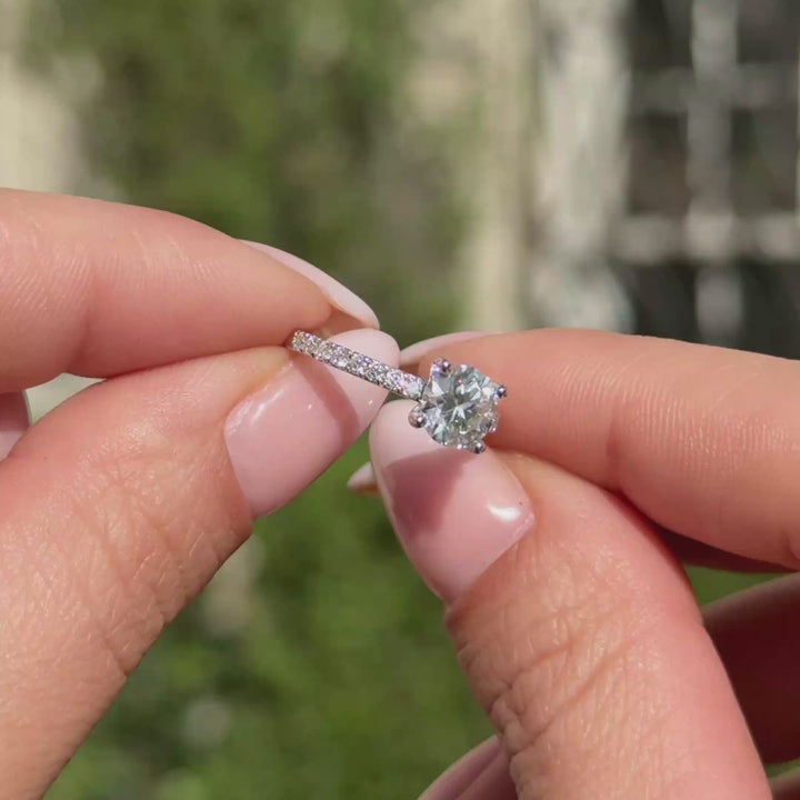 Anillo de compromiso minimalista  con moissanita de 1 ct