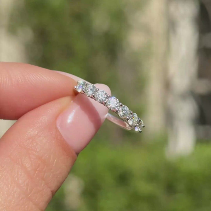 Anillo con siete brillantes moissanita