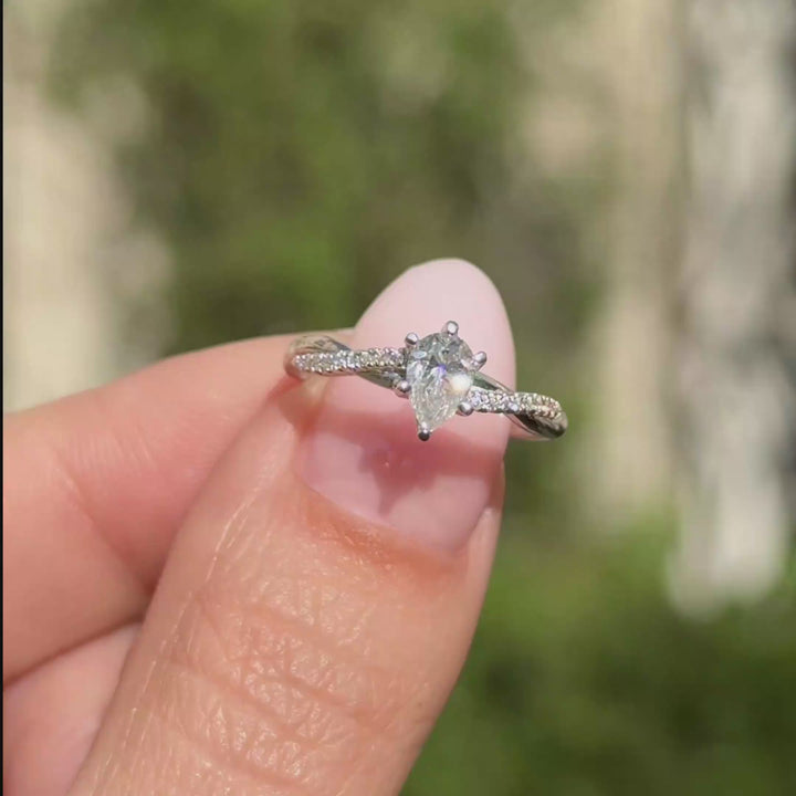 anillo de compromiso corte pera en estilo trenzado