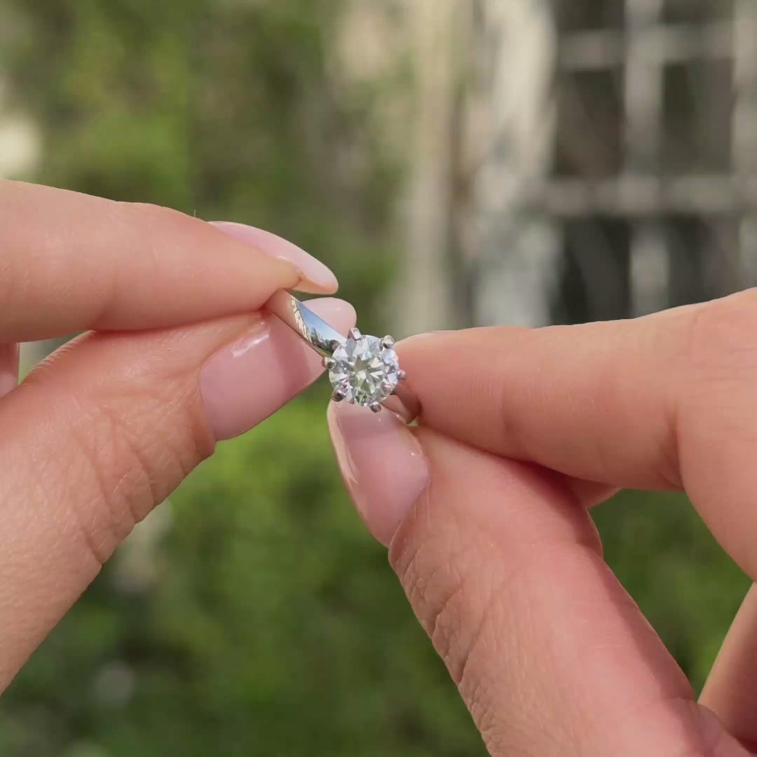 ANILLO DE COMPROMISO  SOLITARIO DEVENITE - PLATA LEY RODINADA Y MOISSANITAS