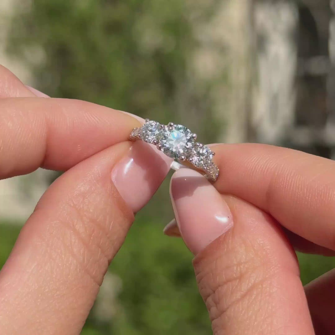 ANILLO DE COMpromiso EN Trilogía DE MOISSANITAS
